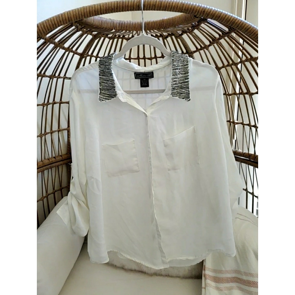PLUS SIZE 2x White Button Up w/ Embellished Collar